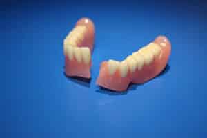 Read more about the article Common reasons dentures break