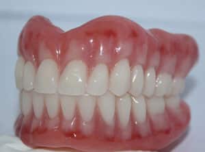 Read more about the article Getting used to a full set of false teeth